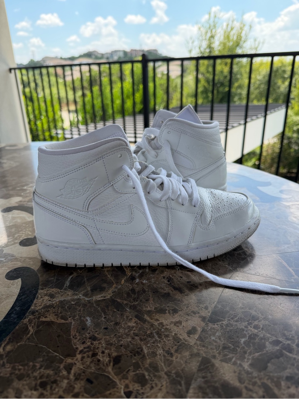 Nike Air Jordan 1 Mid Triple White